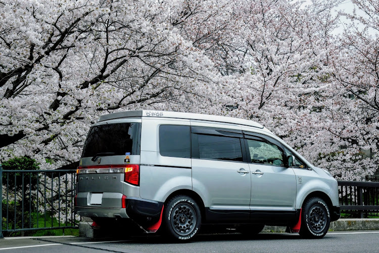 デリカD:5のD:POP・ブラックライノ　フジ・サクラと愛車・桜とコラボ・オープンカントリーA/TⅢに関するカスタム事例の投稿画像1枚目