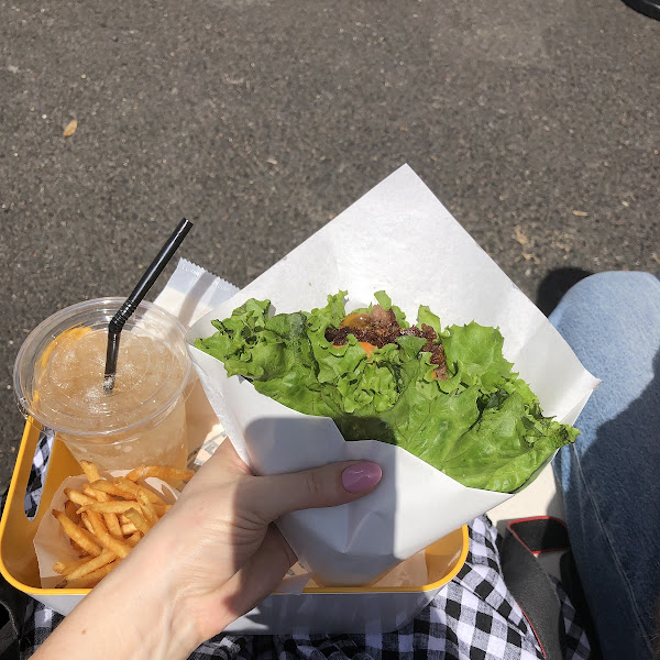 Lettuce-bun burger, fries and ginger ale