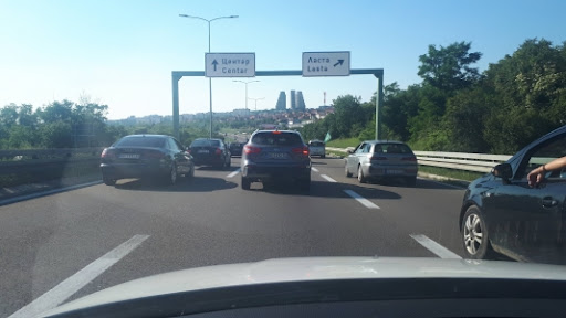 Protest protiv nasilja: Obe trake autoputa kod Sava centra blokirane za saobraćaj