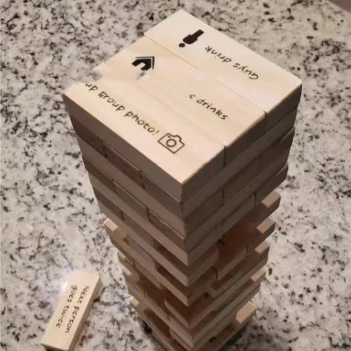 Gioco da bere con blocchi torre che cadono, divertimento assicurato! Include bicchieri e regole per feste e serate tra amici.