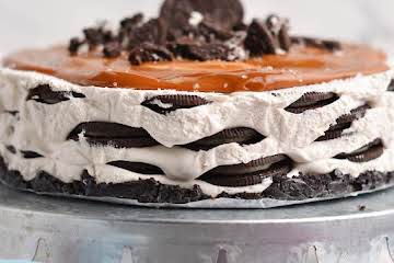 EASY Oreo Icebox Cake Recipe (w/ Dulce de Leche Topping!)