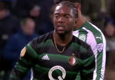 Huh? Feyenoord-speler waant zich even in vervlogen tijden en stapt veld op... met gouden ketting