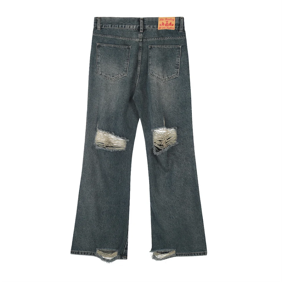 Heren jeans met geborduurde gaten en licht uitlopende pijpen, voor een moderne, casual look die comfort en stijl combineert.