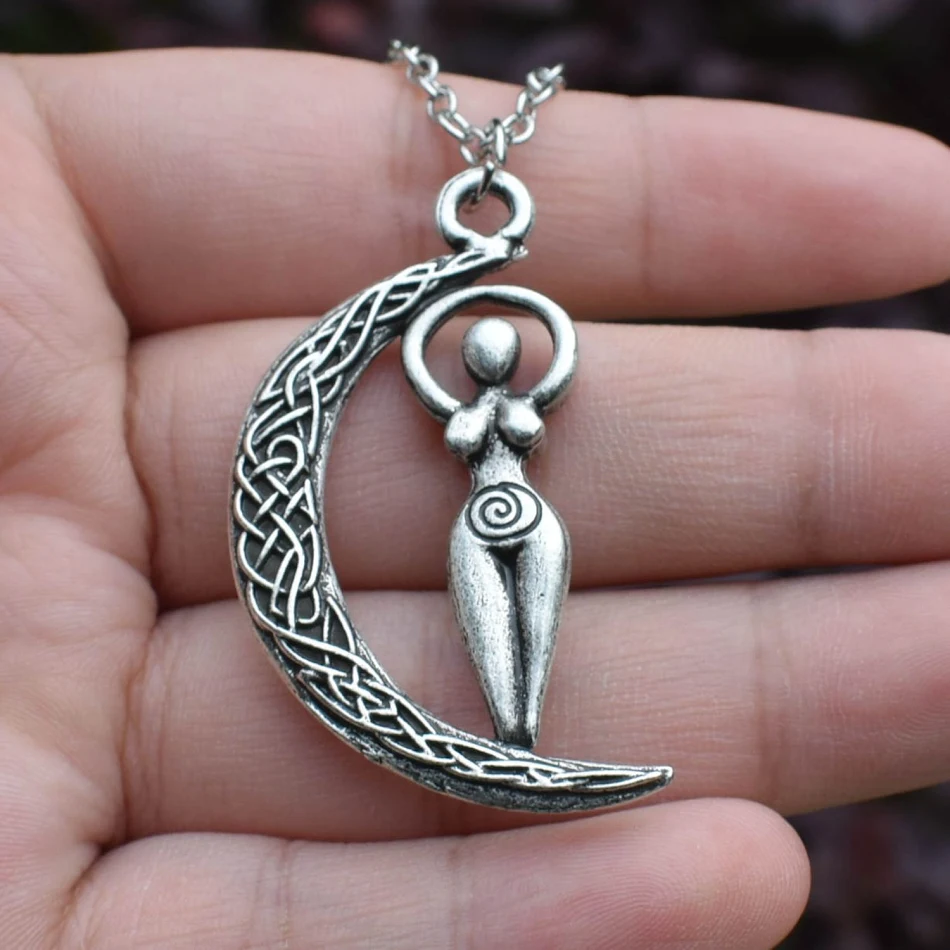 Collier Lune Personnalisé pour Femme, mode élégante. Offrez un cadeau unique avec photo gravée et design céleste, créez des souvenirs.