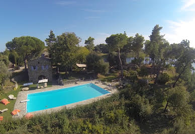 Propriété avec piscine et jardin 18