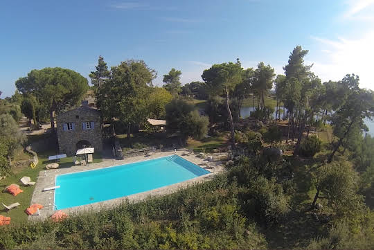 Propriété avec piscine et jardin