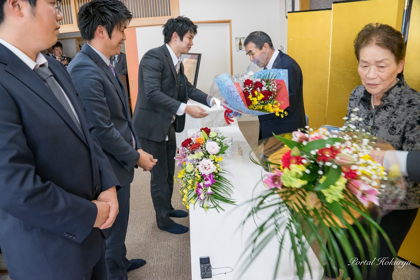 お孫さんからの花束贈呈