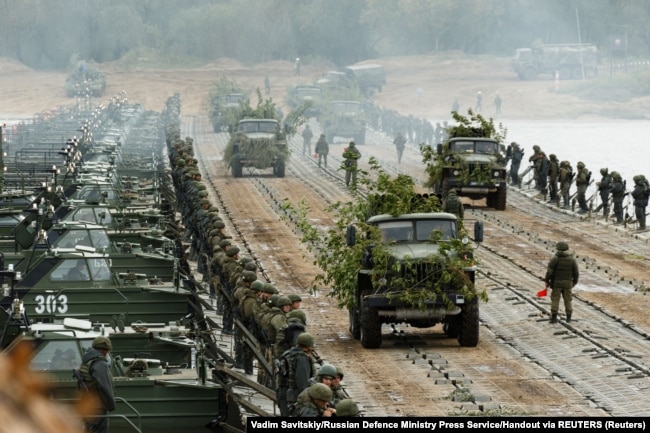 Військовослужбовці РФ переправляють техніку понтонним мостом через річку Ока під час спільних російсько-білоруських військових навчань «Захід-2021». Муром, Росія, 8 вересня 2021 року