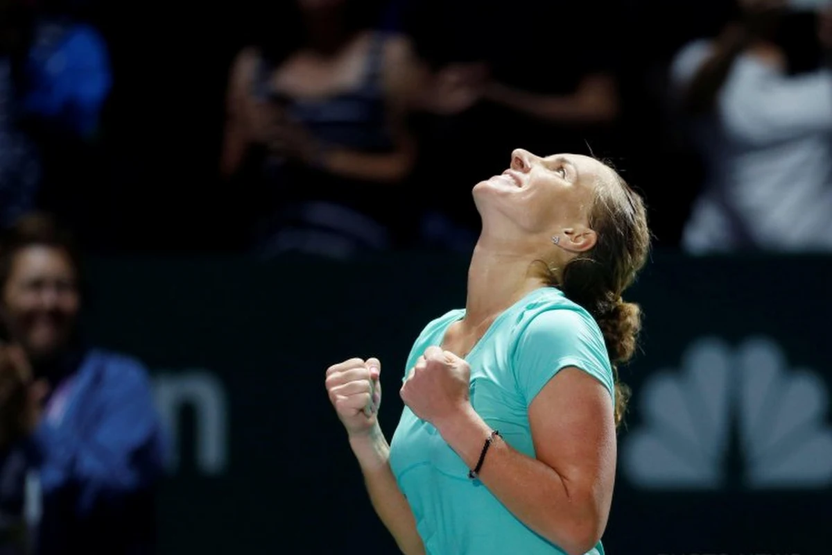 VIDEO: Zegevierende Kuznetsova knipt haar eigen haar tijdens wedstrijd op WTA Finals in Singapore