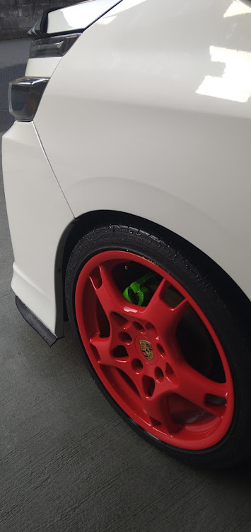 ヴォクシーのホイールショット・PORSCHE997・純正ホイール流用に関するカスタム事例の投稿画像1枚目