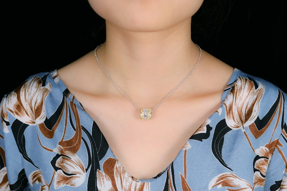 Pendentif de sol en argent 925 et or nid d'abeille, parfait pour illuminer et embellir votre intérieur avec style et élégance.