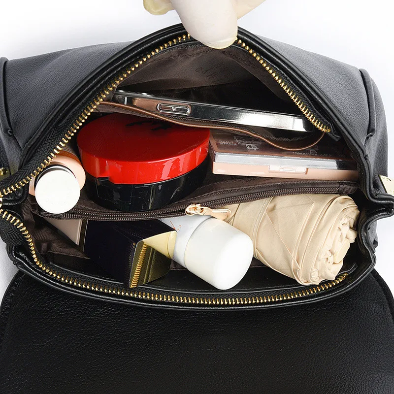 Sac bandoulière femme design simple, porté sous le bras ou à l'épaule. Transportez l'essentiel avec style et confort pour toutes les occasions.