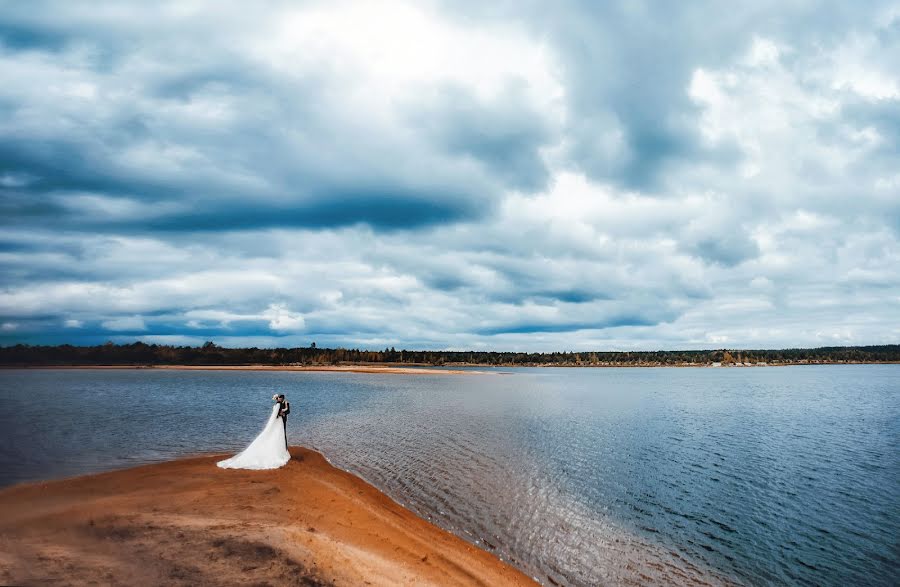 Pulmafotograaf Andrii Khomenko (oksamyt). Foto tehtud 8 november 2023