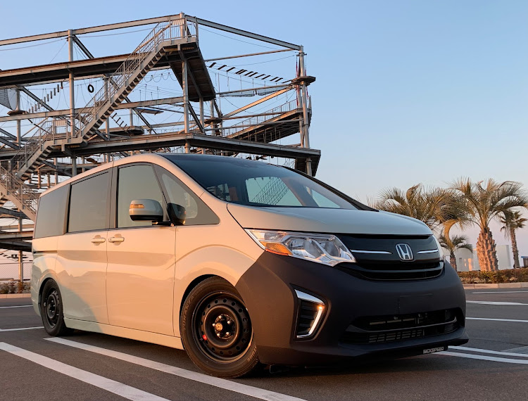 ステップワゴンのRPステップワゴン・仮想USDM・夕日を浴びて・続きでーす・STEP CREW SQUADに関するカスタム事例の投稿画像2枚目