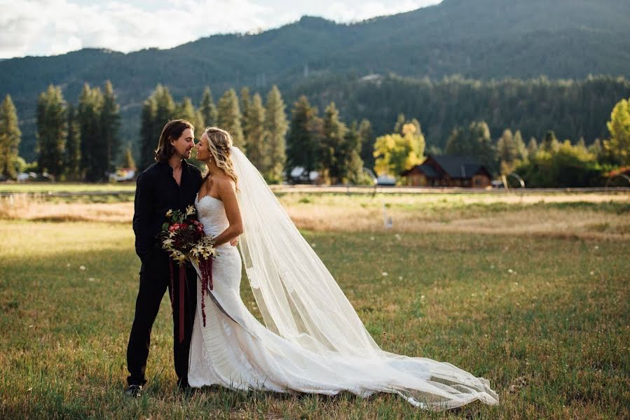 Fotógrafo de casamento Laura Kathryn (fyrelitephoto). Foto de 7 de setembro 2019