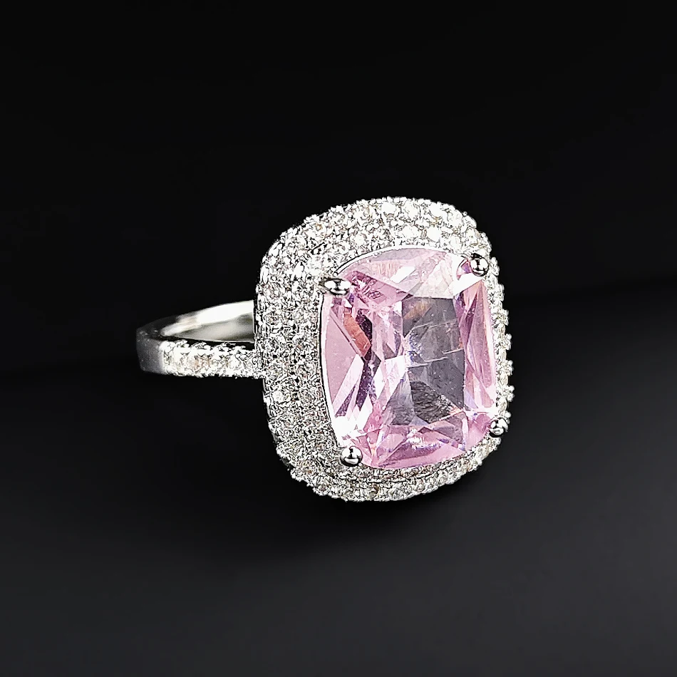 Novo anel de diamante quadrado micro-incrustado Joia luxuosa e deslumbrante para ela Perfeição em cada detalhe Design sofisticado para eventos especiais.