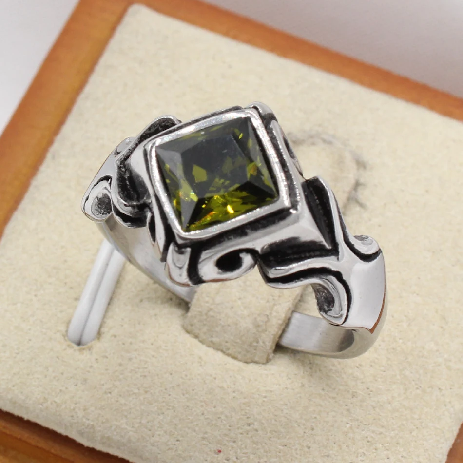Bague en acier titane pour homme avec gemme prismatique. Un bijou élégant et durable, parfait pour affirmer votre style. Confort et design assurés.