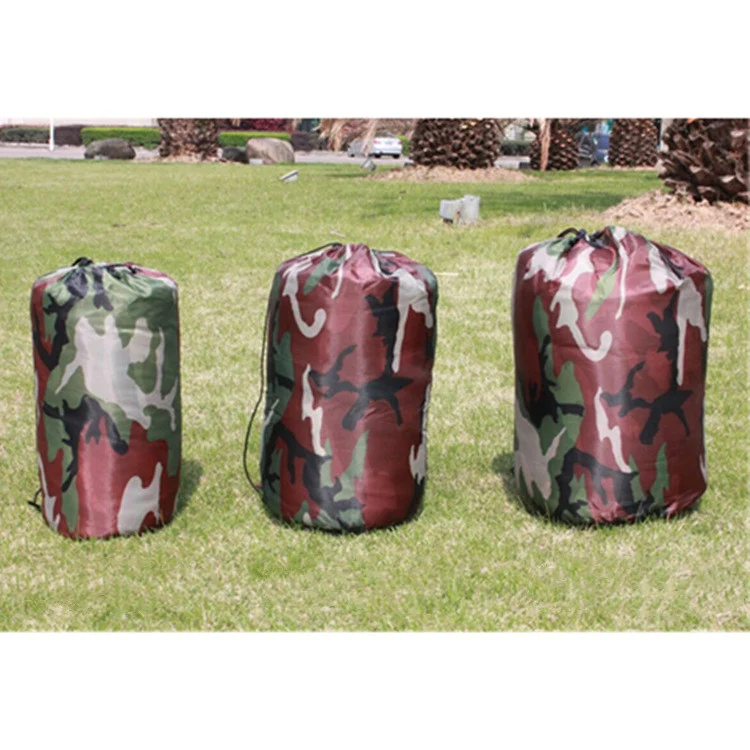 Sac de couchage de camouflage d'urgence pour le camping. Léger, portable et essentiel pour la survie en extérieur et situations imprévues.