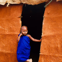 Bimba Masai all’ingresso della sua abitazione-Kenya di 