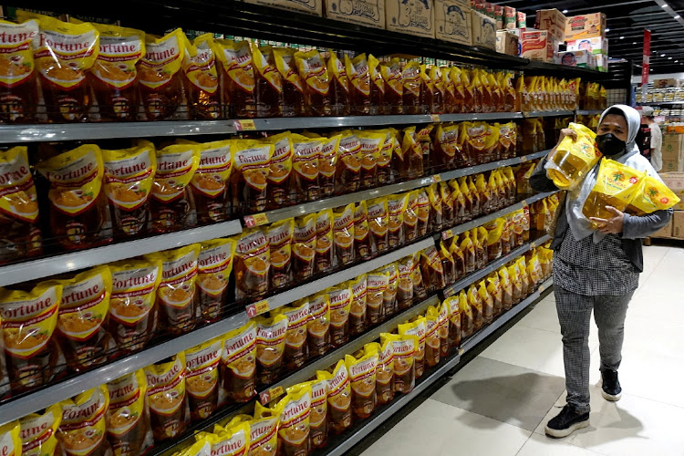 A woman shops for cooking oil made from oil palms at a supermarket in Jakarta, Indonesia. File photo: REUTERS/WILLY KURNIAWAN