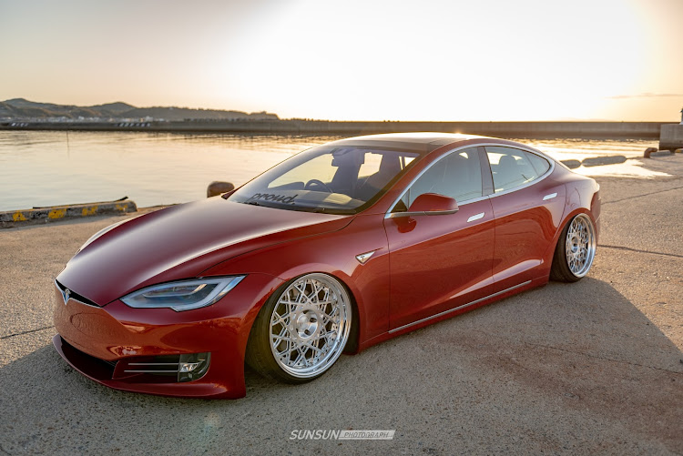 モデルSの低いようで低くない丁度良い高さ・誰かの車撮り隊・ぶっちぎりレーシングに関するカスタム事例の投稿画像2枚目
