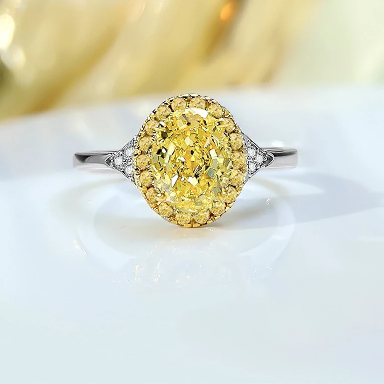 Anillo de diamantes amarillo en forma de huevo, sencillo y elegante. Perfecto para un look sofisticado y resaltar tu mano con brillo.