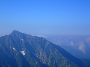 中央奥に槍ヶ岳が僅かに