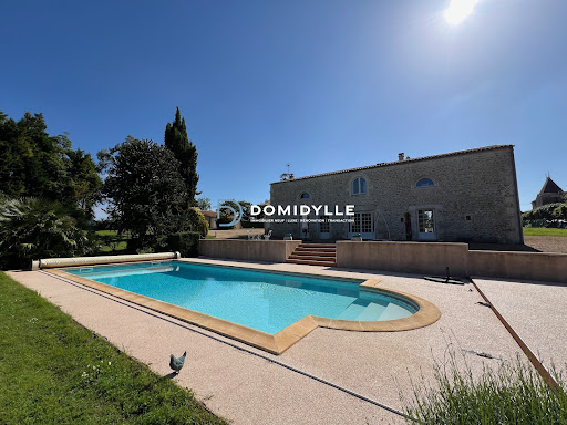 Propriété avec piscine et jardin 1
