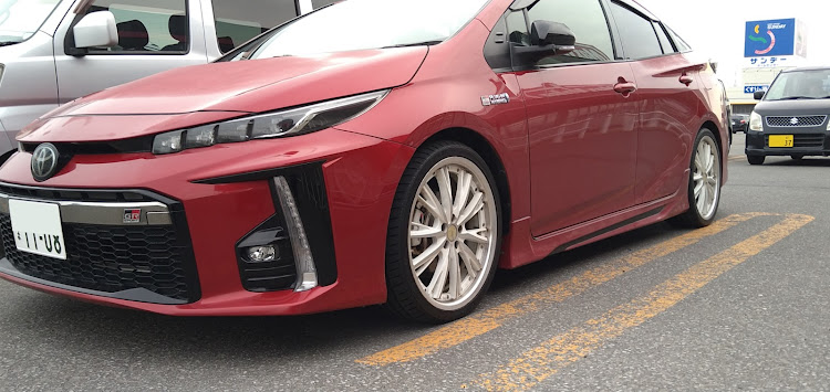 プリウスPHVのプリウスPHV GR スポーツ・タイヤ交換に関するカスタム事例の投稿画像2枚目