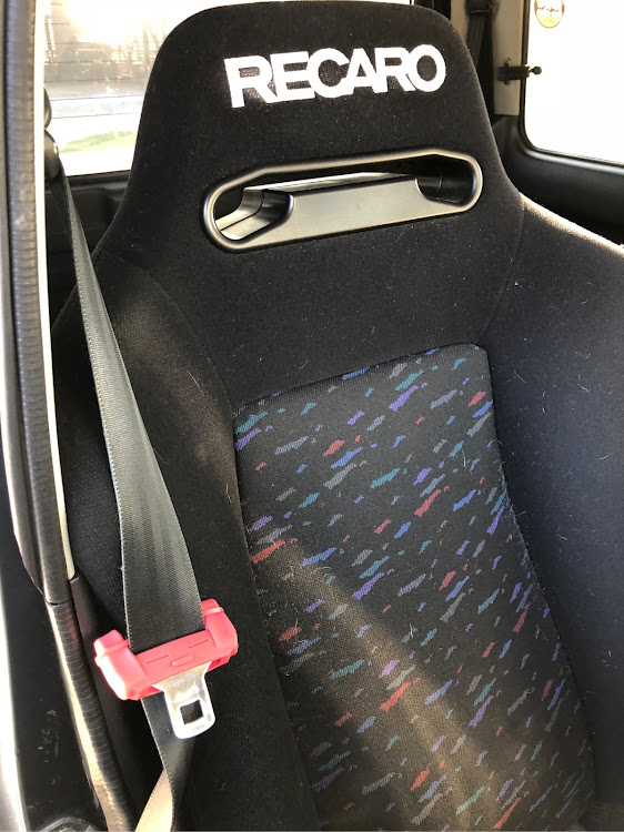 ジムニーのDIY・エムズガレージ・ホイール交換・シートベルトカバーに関するカスタム事例の投稿画像1枚目