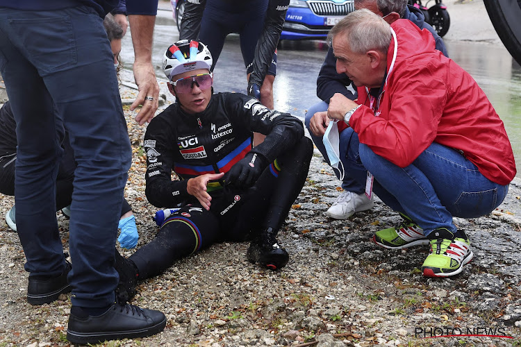 🎥 Druk gesticulerend, misschien net een goed teken? Remco Evenepoel overleeft eerste absolute horrordag in Giro