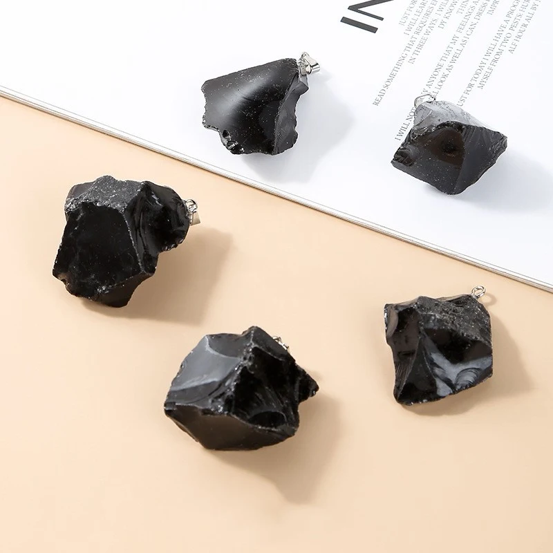 Pendentif en pierre d'améthyste naturelle. Un bijou authentique pour rehausser votre style et profiter des bienfaits.