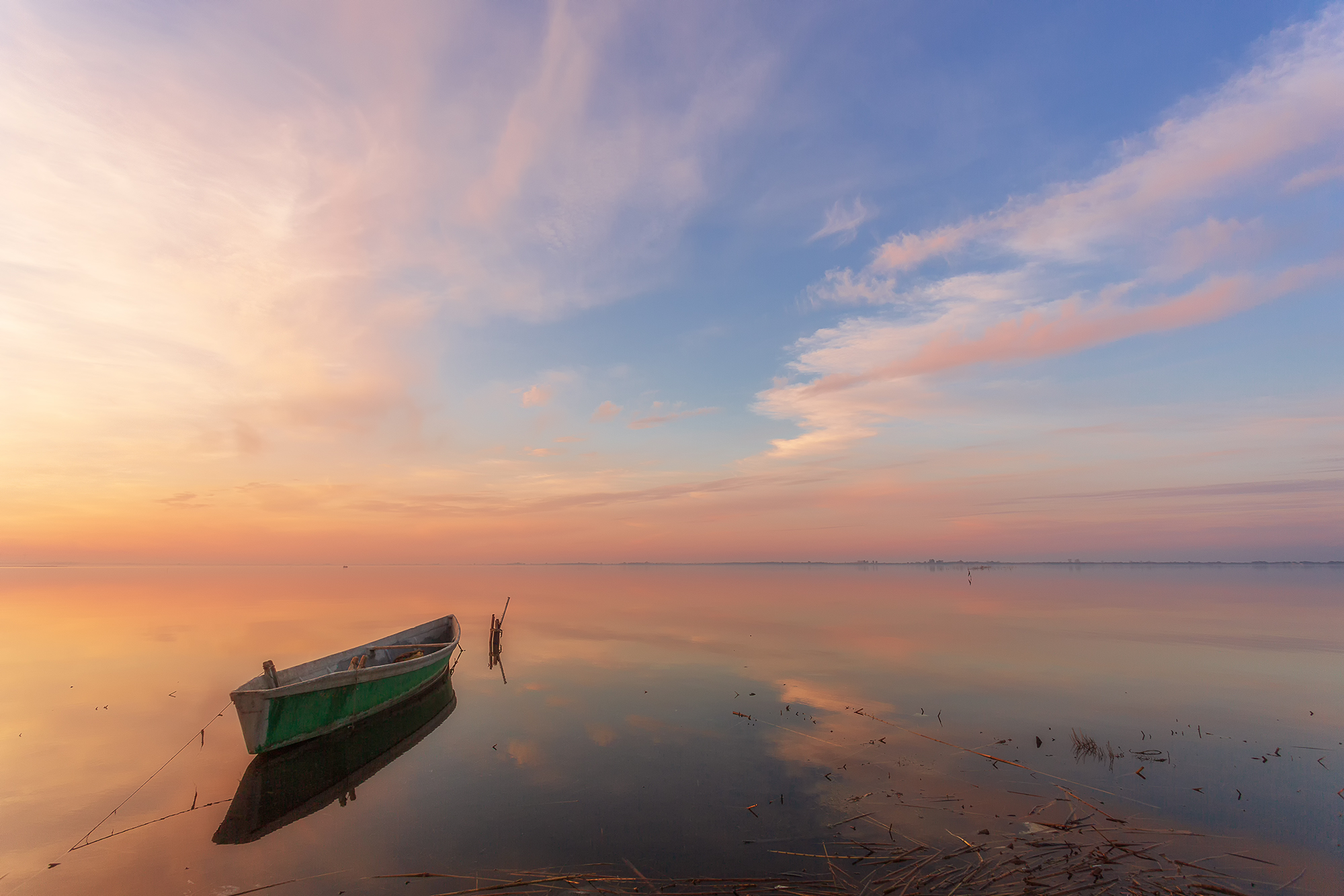 Barca solitaria al tramonto di prometeo