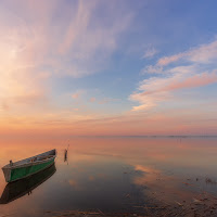 Barca solitaria al tramonto di prometeo