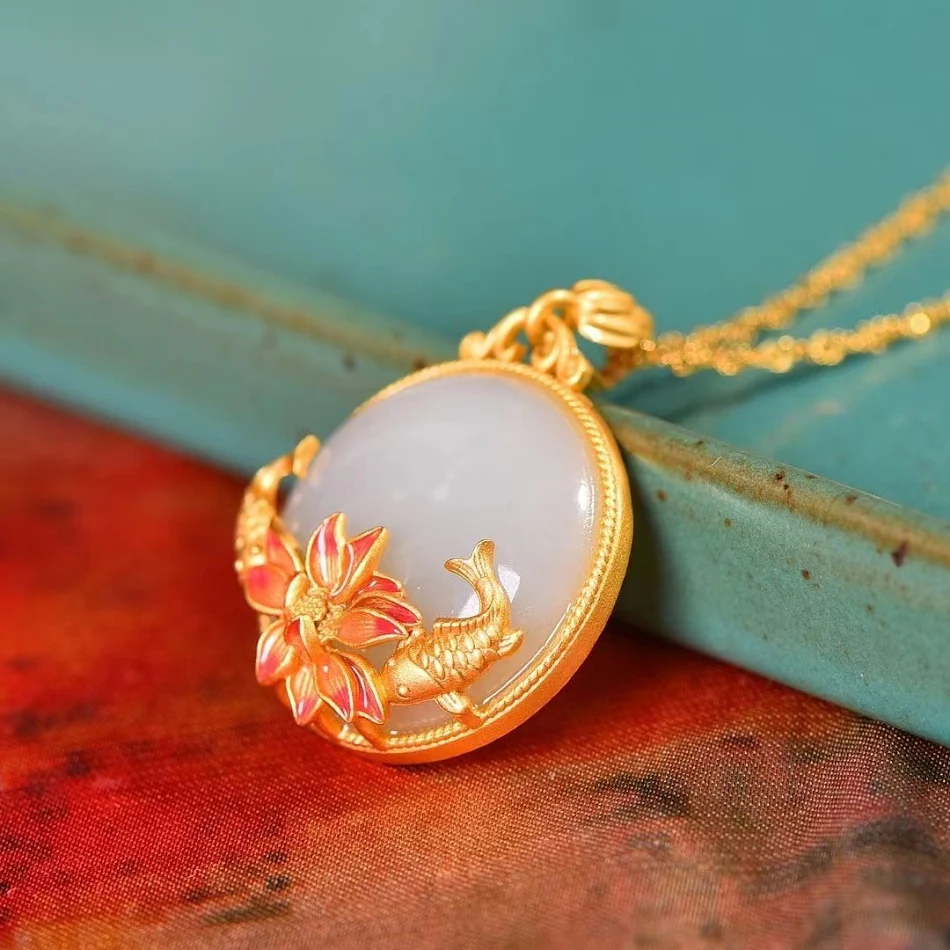 Collier avec pendentif en argent sterling Carp Lotus Hotian Jade pour femme, symbole de chance et d'élégance. Cadeau idéal.