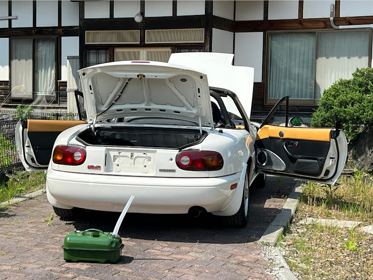 ロードスターのシロ号の維持管理・ドアや幌を開けて日干し・湿気が抜けてくれればいいな・ロードスターのある平日・ロードスターのある暮らしに関するカスタム事例の投稿画像1枚目
