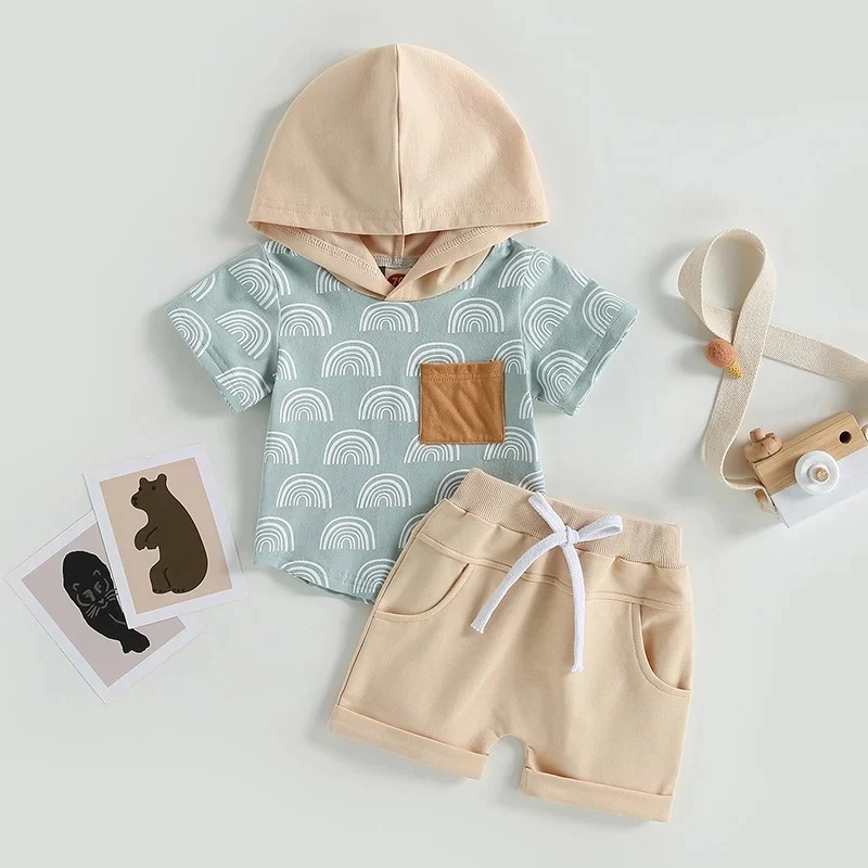 Ensemble short et t-shirt imprimé pour garçon, manches courtes, look tendance pour l'été. Confortable et idéal pour les jeux et activités.