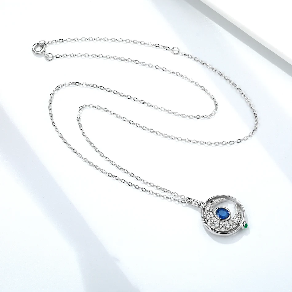 Collier femme en argent S925 avec saphir naturel incrusté Design original avec lune rotative. Élégance intemporelle. Un bijou unique.