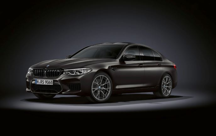 M5 celebrates its 35th birthday with a matt paint job and graphite grey 20” wheels.