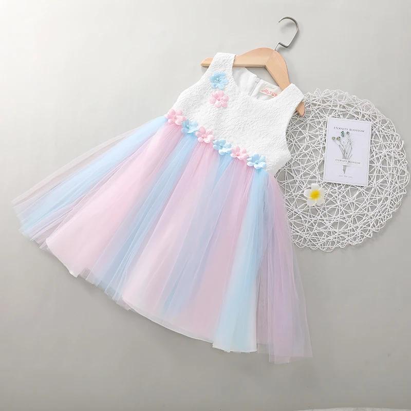 Robe fille avec jupe en résille arc-en-ciel et broderie florale style western, pour un look joyeux et coloré.