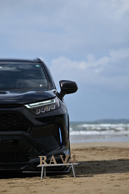 RAV4の海と愛車・RAV4PHV・エアサス・AlphaREX NOVA ワンオフ加工ヘッドライト・千里浜なぎさドライブウェイに関するカスタム事例の投稿画像4枚目
