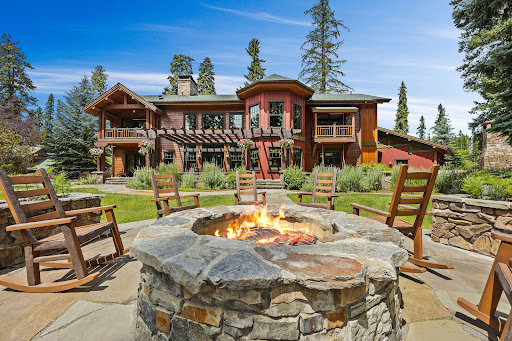 Wooden house with outdoor fireplace and chairs - Prestige house for sale in Bigfork, 4 bedrooms