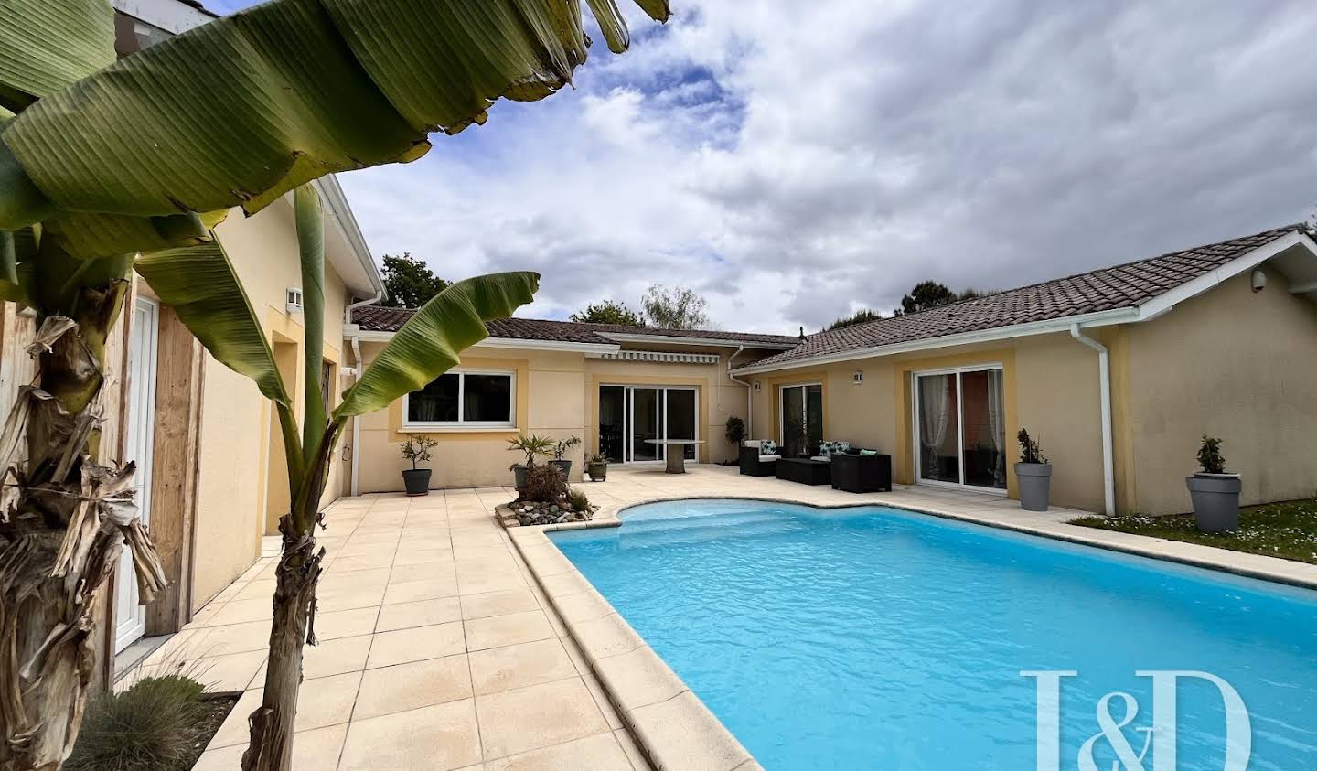 House with pool and garden Saint-Jean-d'Illac