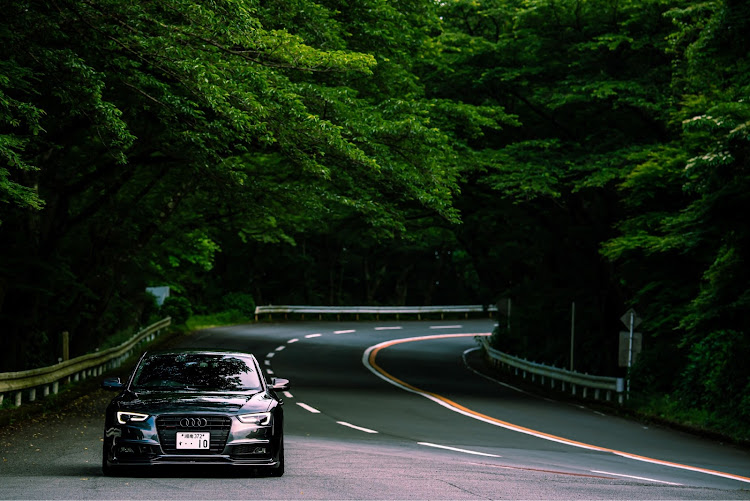A5 スポーツバックのAudiと美しい景色・マジックアワー・正面写真・箱根に関するカスタム事例の投稿画像7枚目