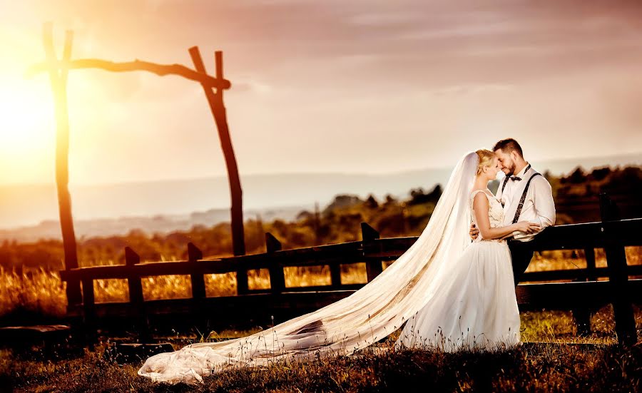 Fotografo di matrimoni Rita Szerdahelyi (szerdahelyirita). Foto del 11 agosto 2019