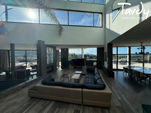 Villa with pool 4