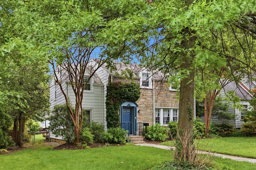 House with green garden and blue door - Property purchase in Cheverly, 3 bedrooms