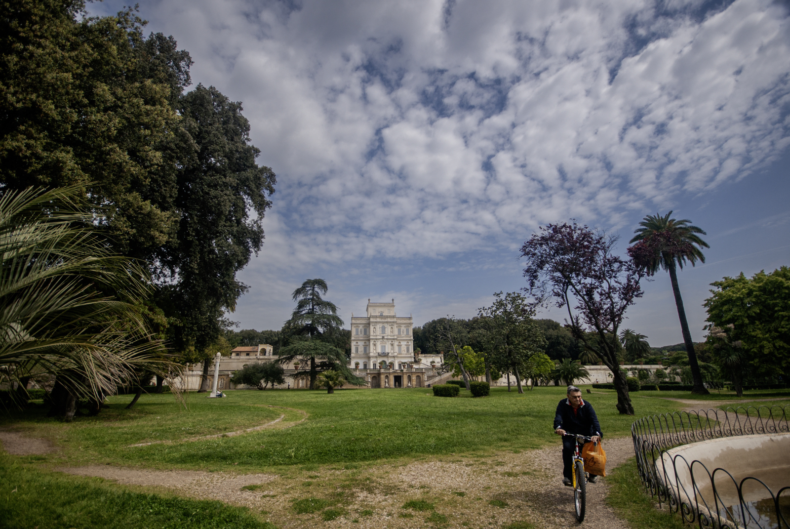 passeggiando in bicicletta  di Black