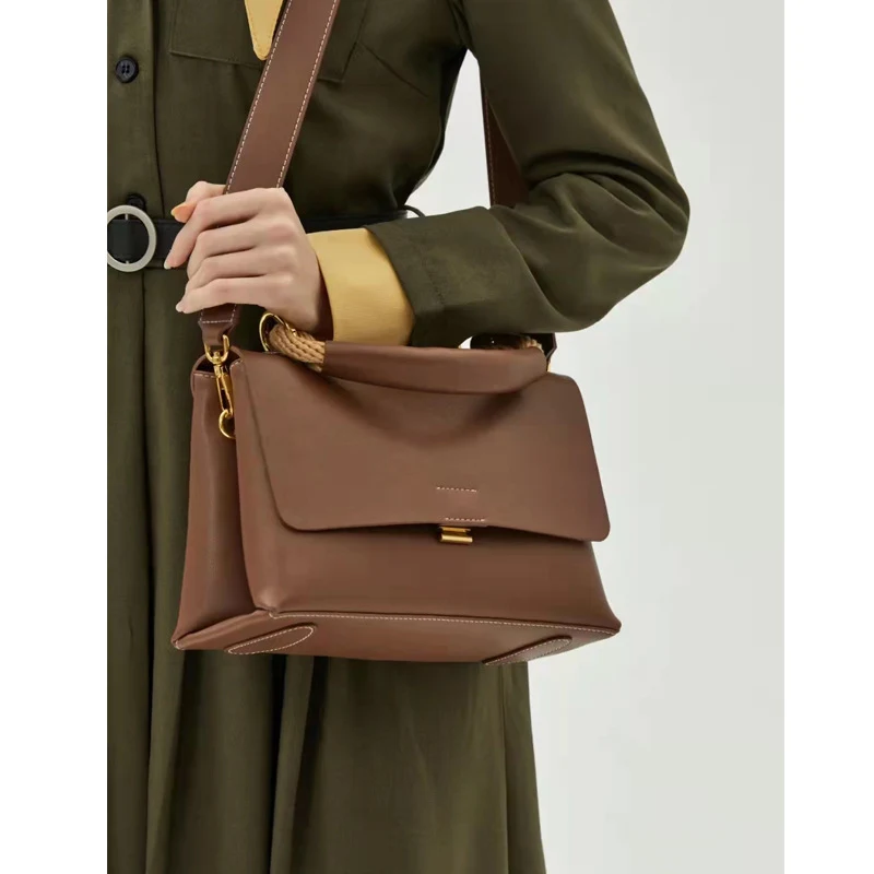 Bolsa transversal feminina de ombro único, design simples e moderno, perfeita para mulheres solteiras. Leve seus pertences com estilo e praticidade.
