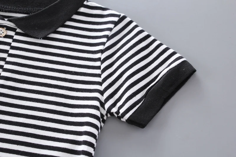 Title 6, Traje de manga corta a rayas blancas y negras c...